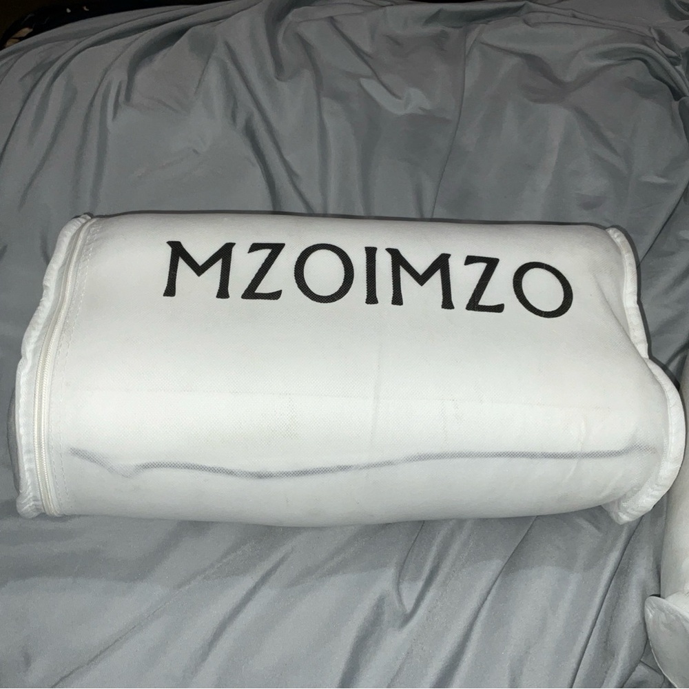 MZOIMZO BED PILLOWS 2 COOLING PILLOWS, SIDE,STOMACH,AND BACK SLEEPERS BRAND NEW